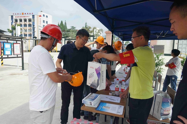 公司副總經(jīng)理吳韶斌在麗水市“安全生產(chǎn)月”建筑施工安全質(zhì)量工作現(xiàn)場會暨應急救援演練觀摩會上交流發(fā)言